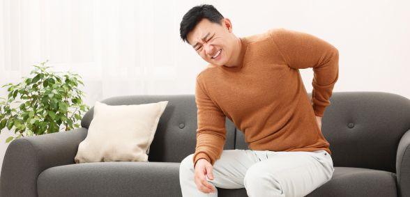 Orthopaedic surgeon in Singapore, diagnosing and treating back, spine, and neck injuries